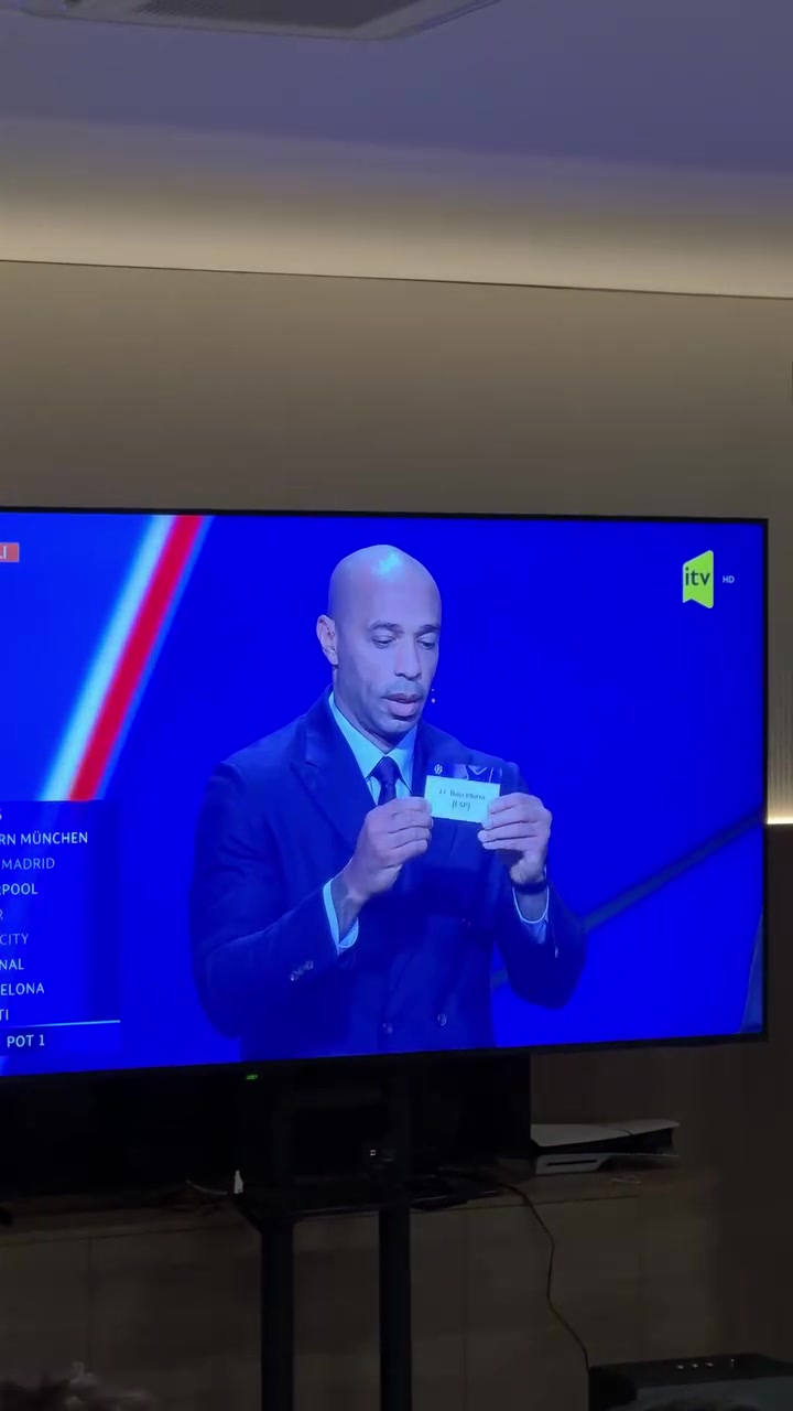 都是豪门！新军沙巴巴库球员观看欧冠抽签，抽到巴萨枪手振臂庆祝